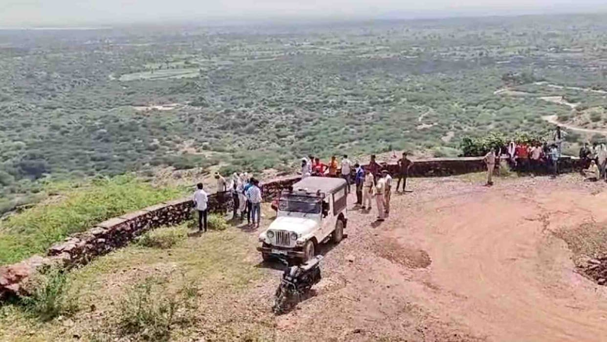 Karauli News: Sensation due to finding the dead body of a woman in naked state in Karanpur valley