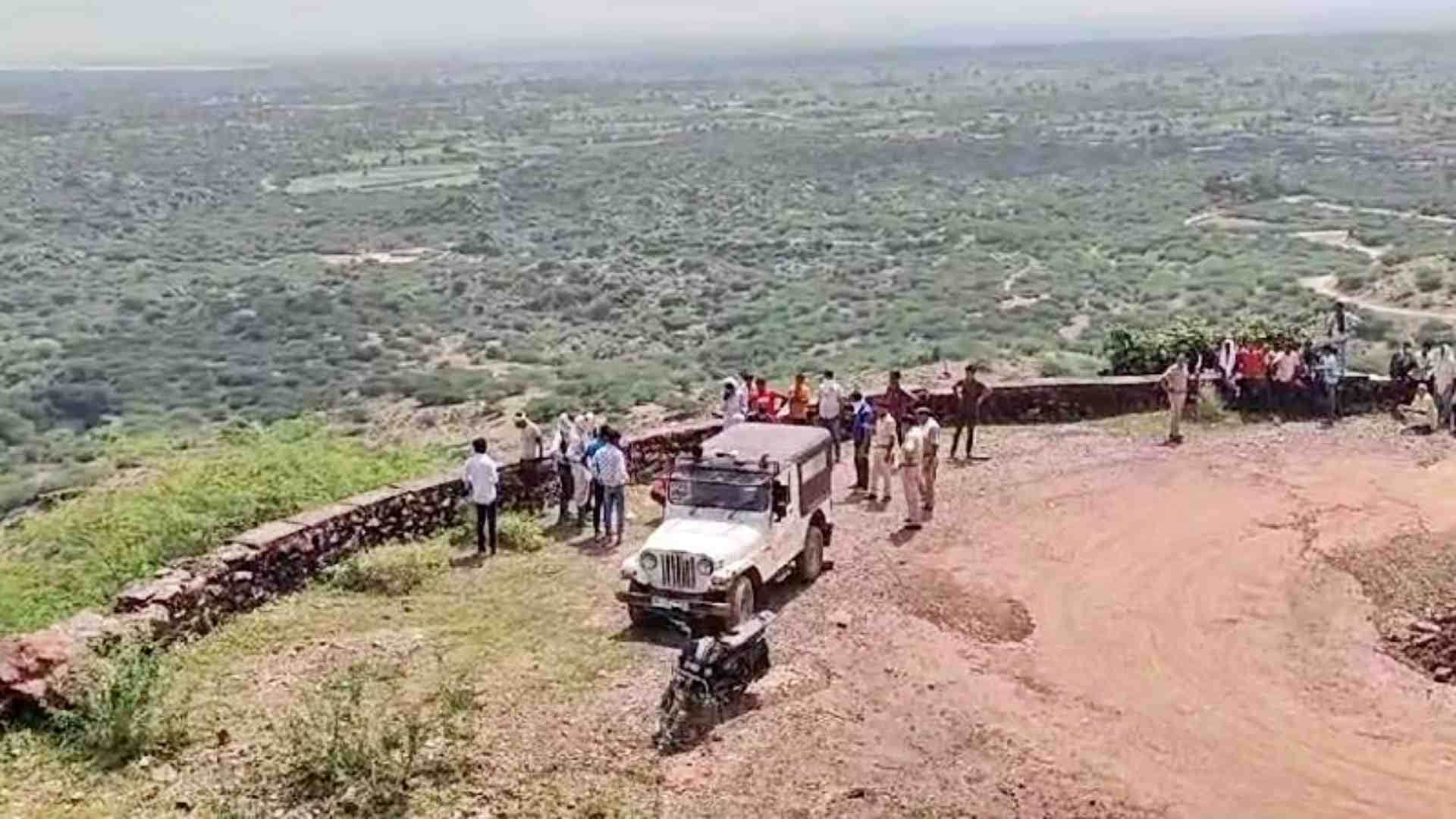 घाटी में कार्रवाई करने पहुंची पुलिस।