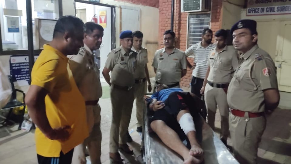 Attack on police in charge  in Kurukshetra stabbed in stomach