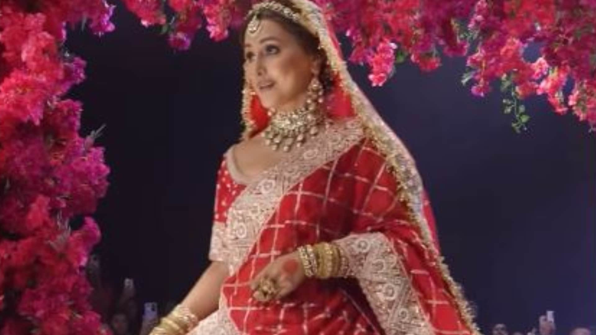 Hina Khan Bridal Look goes viral on social media She Walks The Ramp Amid Breast Cancer Treatment Fans Reaction