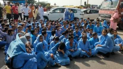 छात्राओं ने लगाया जाम