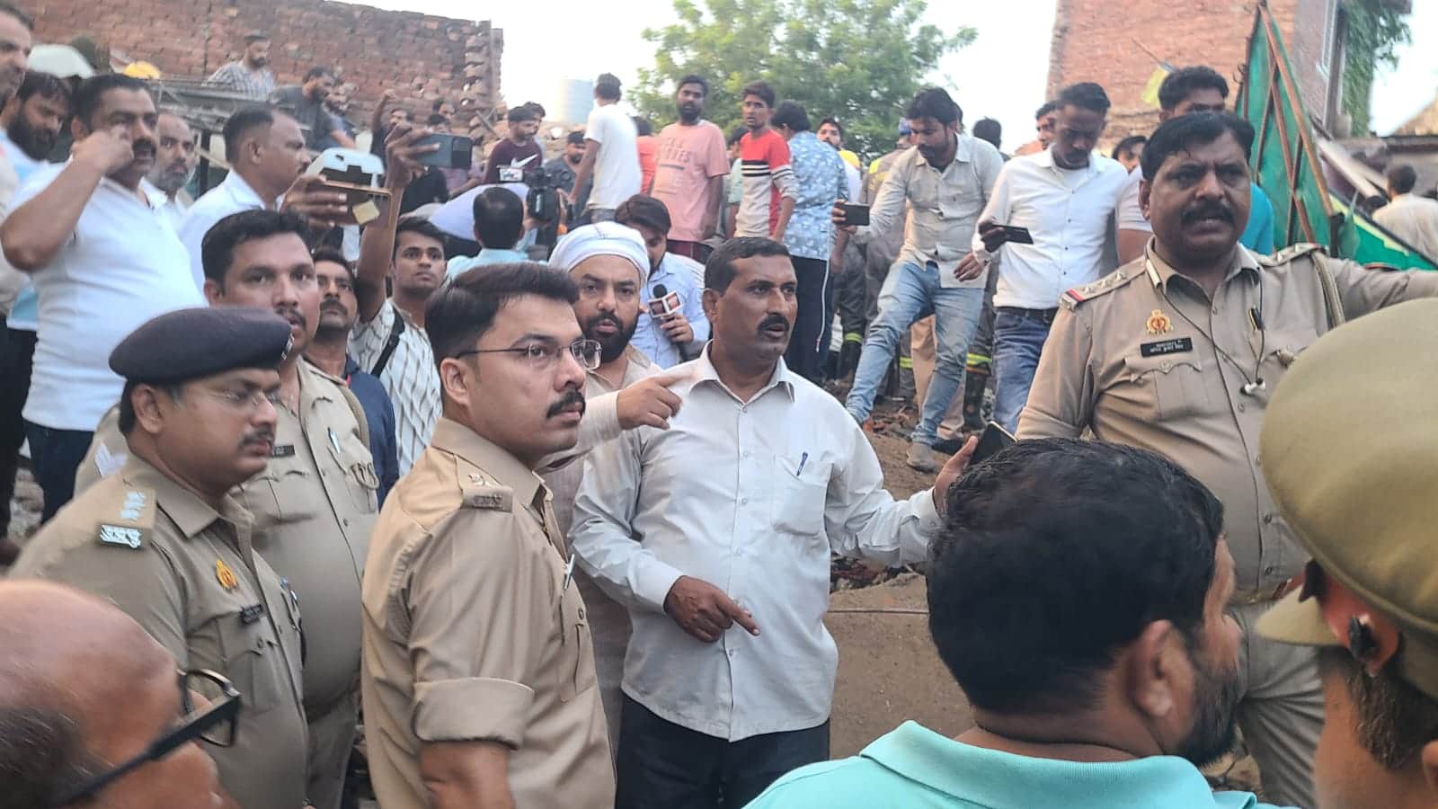 Meerut Building Collapse: Alisha kept fighting death till her last breath while holding child in her arms