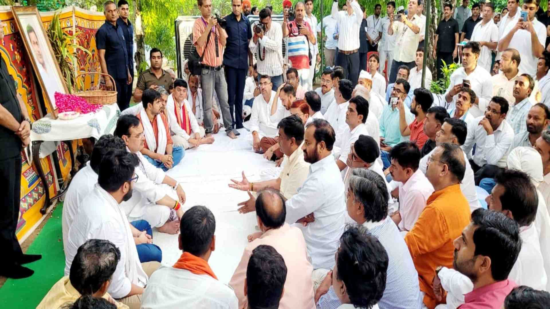 जुबेर खान को श्रद्धांजलि देने पहुंचे सीएम।