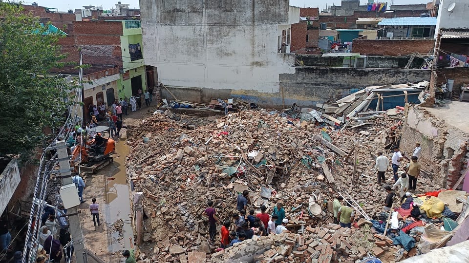 Meerut accident: Mourning in Zakir Colony, consolers themselves burst into tears