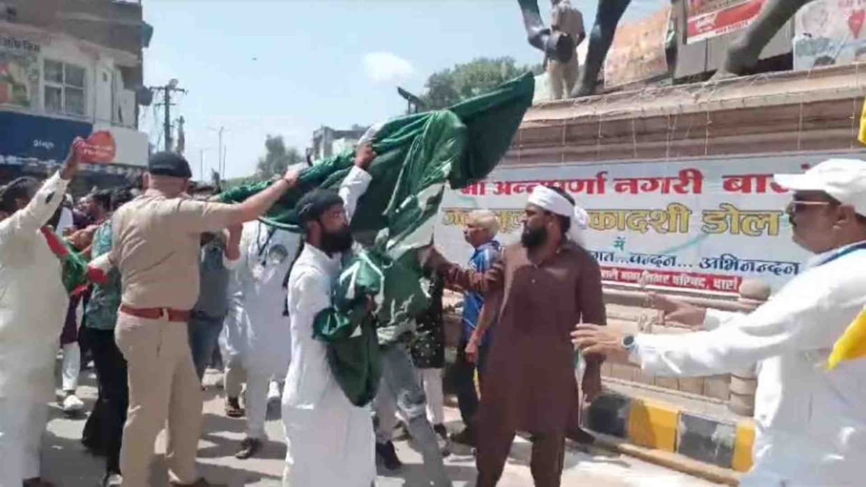 Rajasthan News: Stone pelting between people participating in Eid Miladunnabi procession and police in Baran