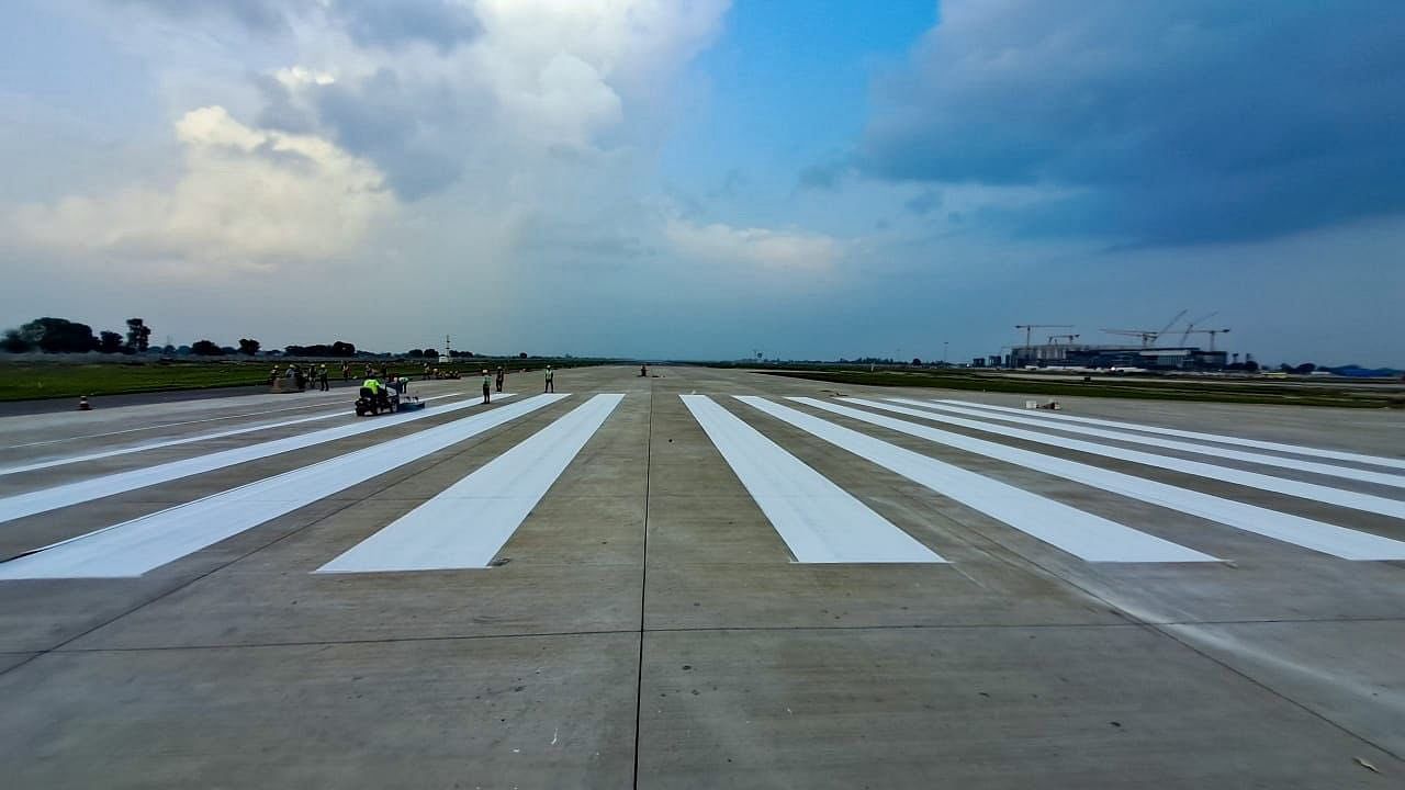 November 30 Has Been Fixed For The Trial Of Jewar Airport - Amar Ujala  Hindi News Live - Jewar Airport:एयरपोर्ट के रनवे पर कमर्शियल विमानों का  ट्रायल नवंबर में तय, 17 अप्रैल से पहली उड़ान
