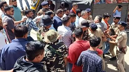 लन में ठोडो ग्राउंड की तरफ जाने वाले रास्ते में पुलिस और प्रदर्शनकारियों के बीच खींचतान।