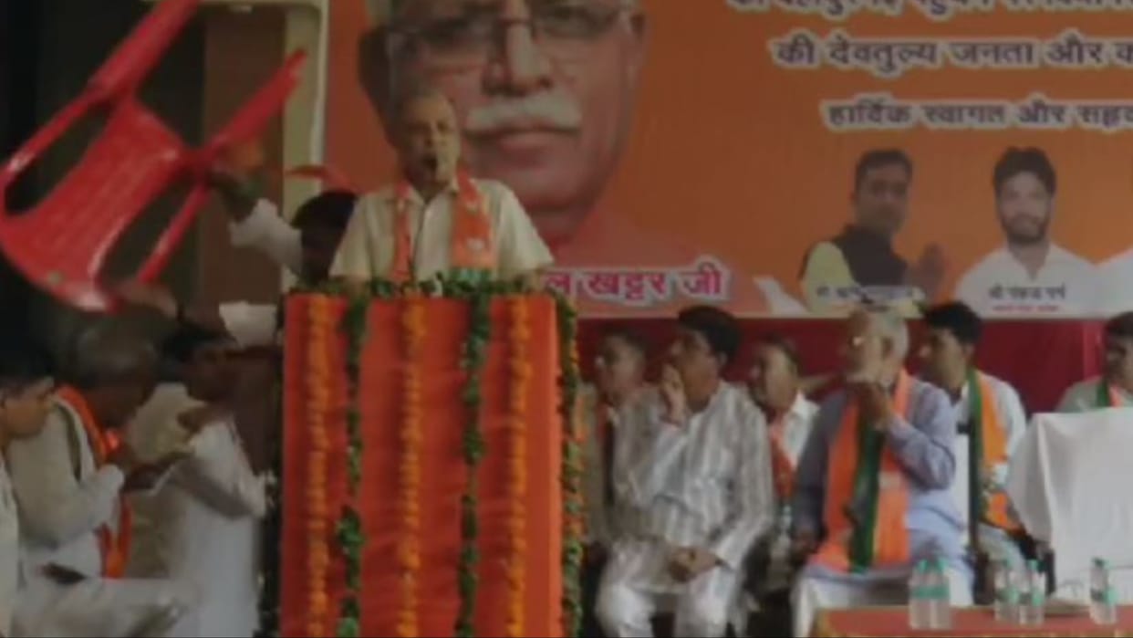 Haryana: District President of BJP SC Front threw chair from the stage