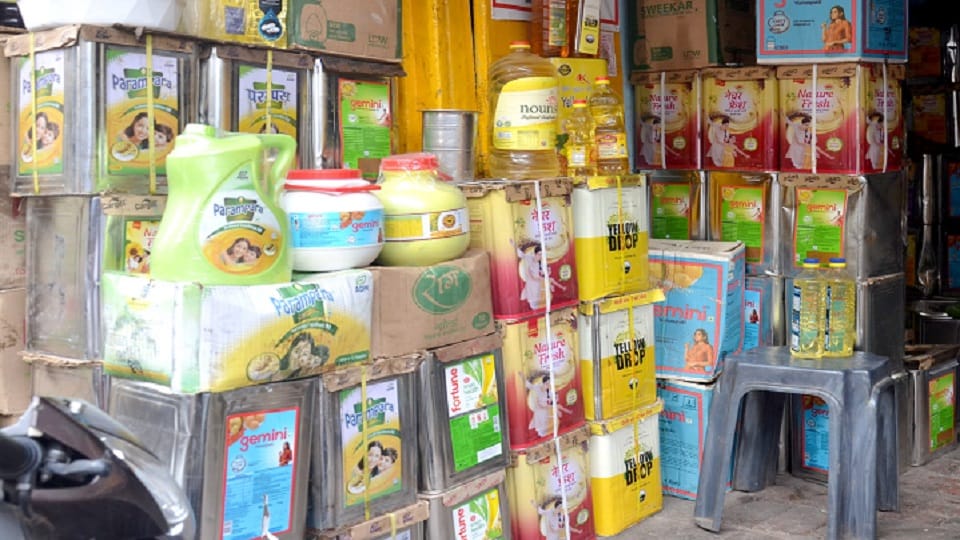 Edible oil becomes costlier by Rs 15 per liter in domestic market