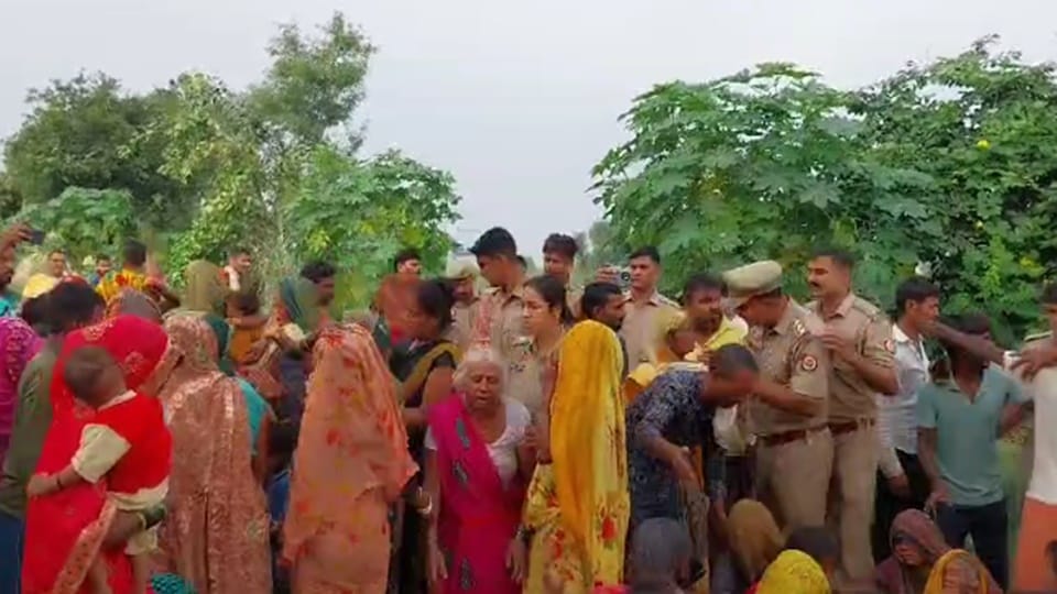 Sambhal: uncontrolled vehicle ran over nine people.. four died, all were sitting on roadside, vehicle overturn