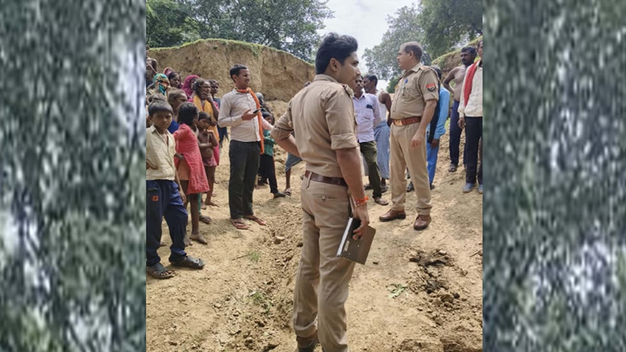 Fatehpur: Four members of the same family who had gone to dig soil were buried under a mound, girl died