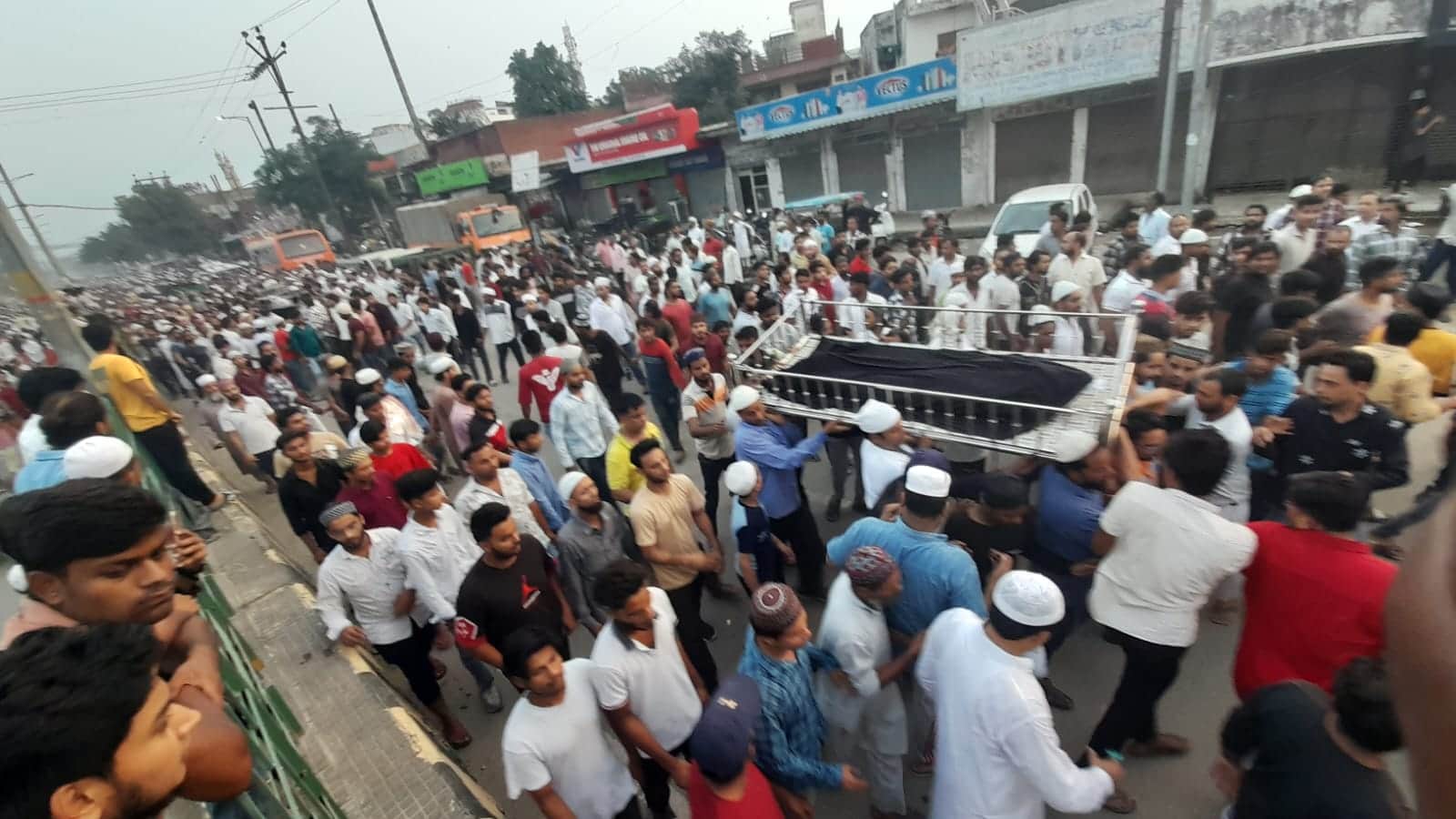Meerut Building Collapse: Liaquat dug graves of ten people of same family for the first time
