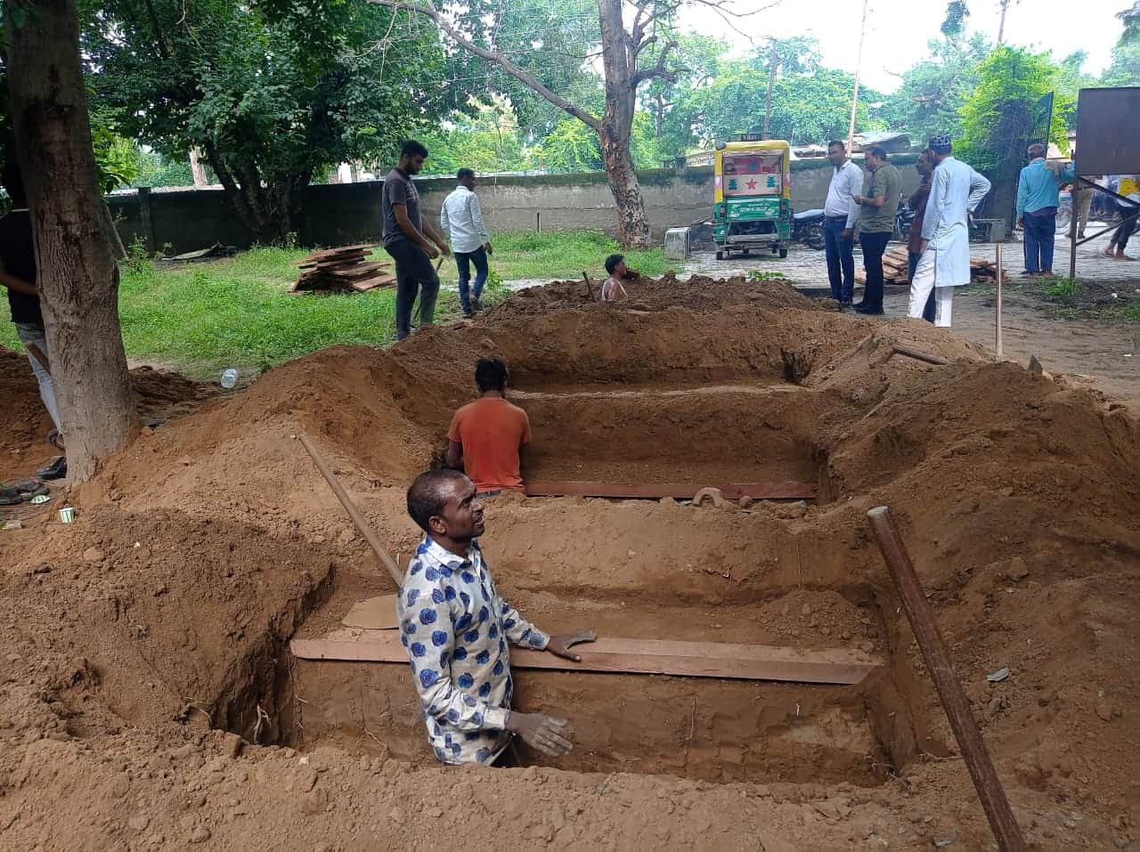 Meerut Building Collapse: Liaquat dug graves of ten people of same family for the first time