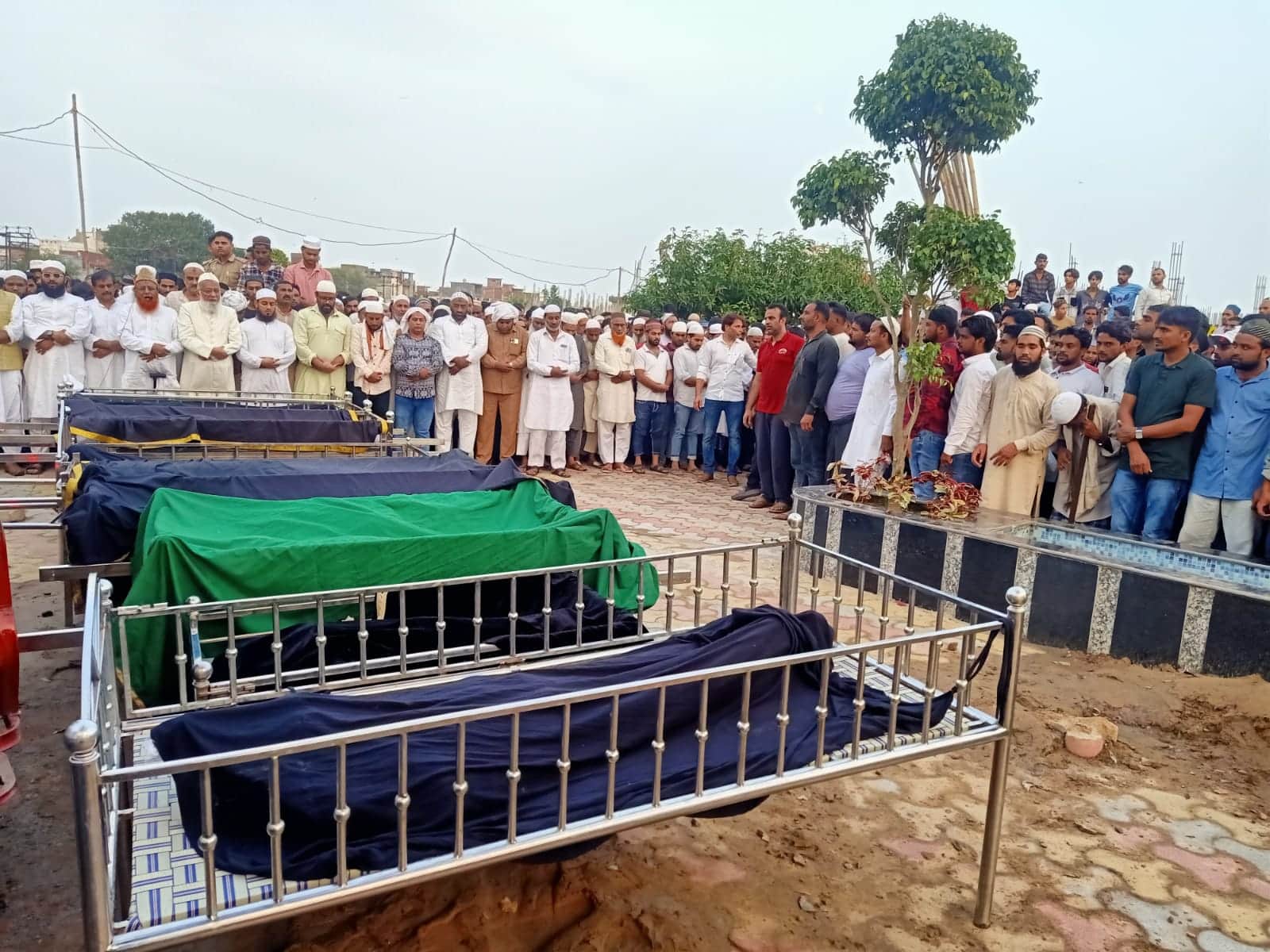 Meerut Building Collapse: Liaquat dug graves of ten people of same family for the first time