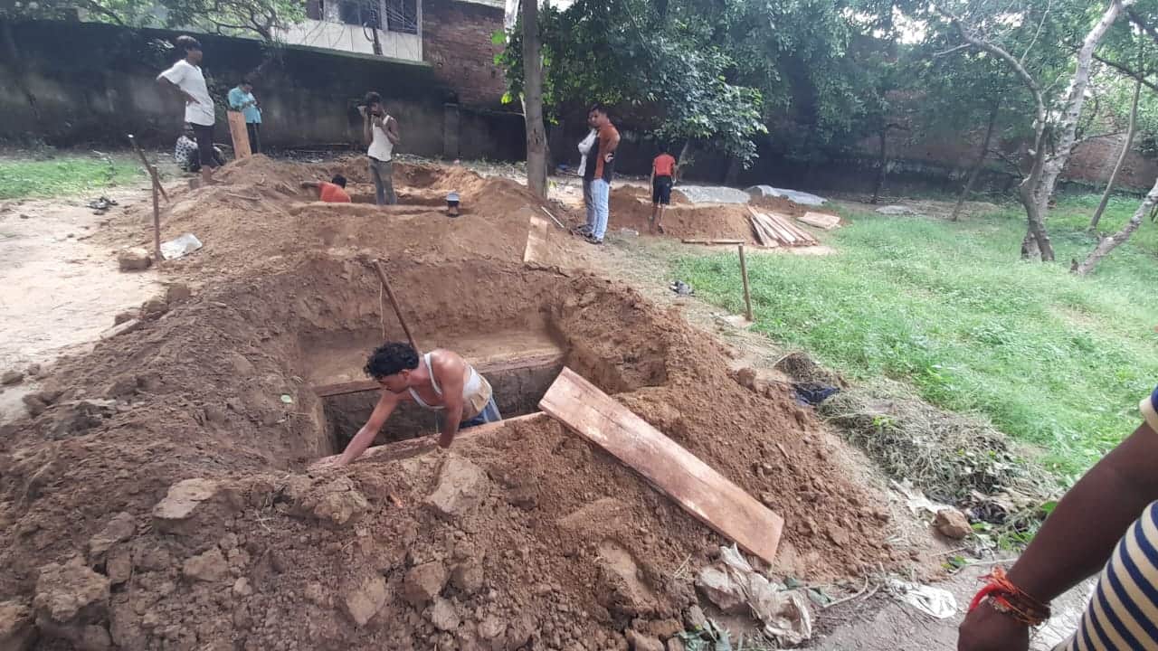 Meerut Building Collapse: Liaquat dug graves of ten people of same family for the first time