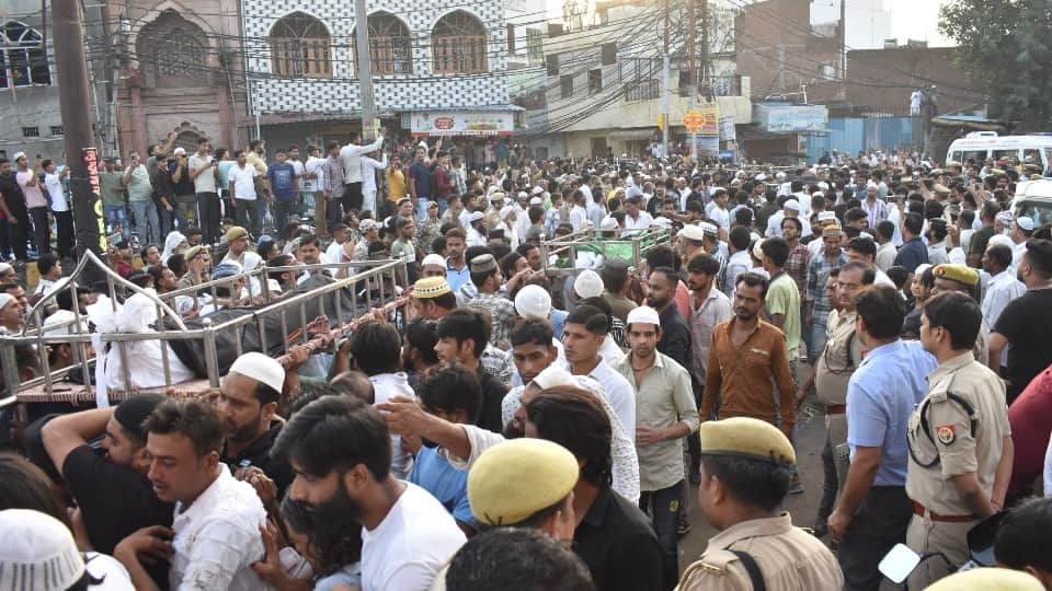 Meerut Building Collapse Crowd gathered in funeral procession vehicles stopped on Hapur road