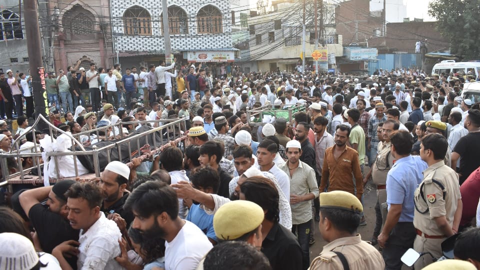 Meerut Building Collapse Crowd gathered in funeral procession vehicles stopped on Hapur road