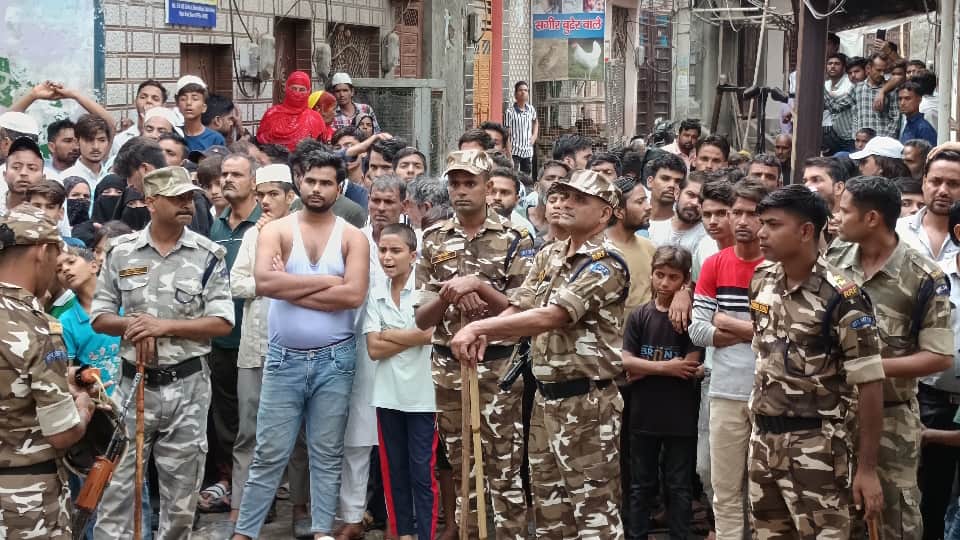 Meerut Building Collapse Crowd gathered in funeral procession vehicles stopped on Hapur road