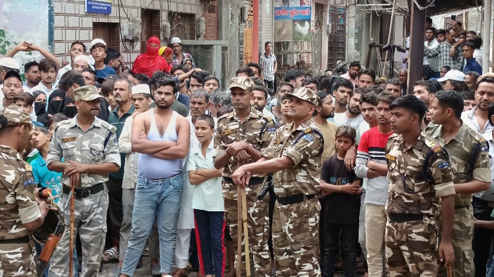Meerut Building Collapse Crowd gathered in funeral procession vehicles stopped on Hapur road