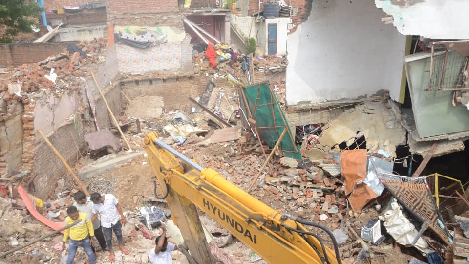 Meerut Building Collapse Not 10 but 11 people died in Meerut 11th life growing in womb was buried with Farhana