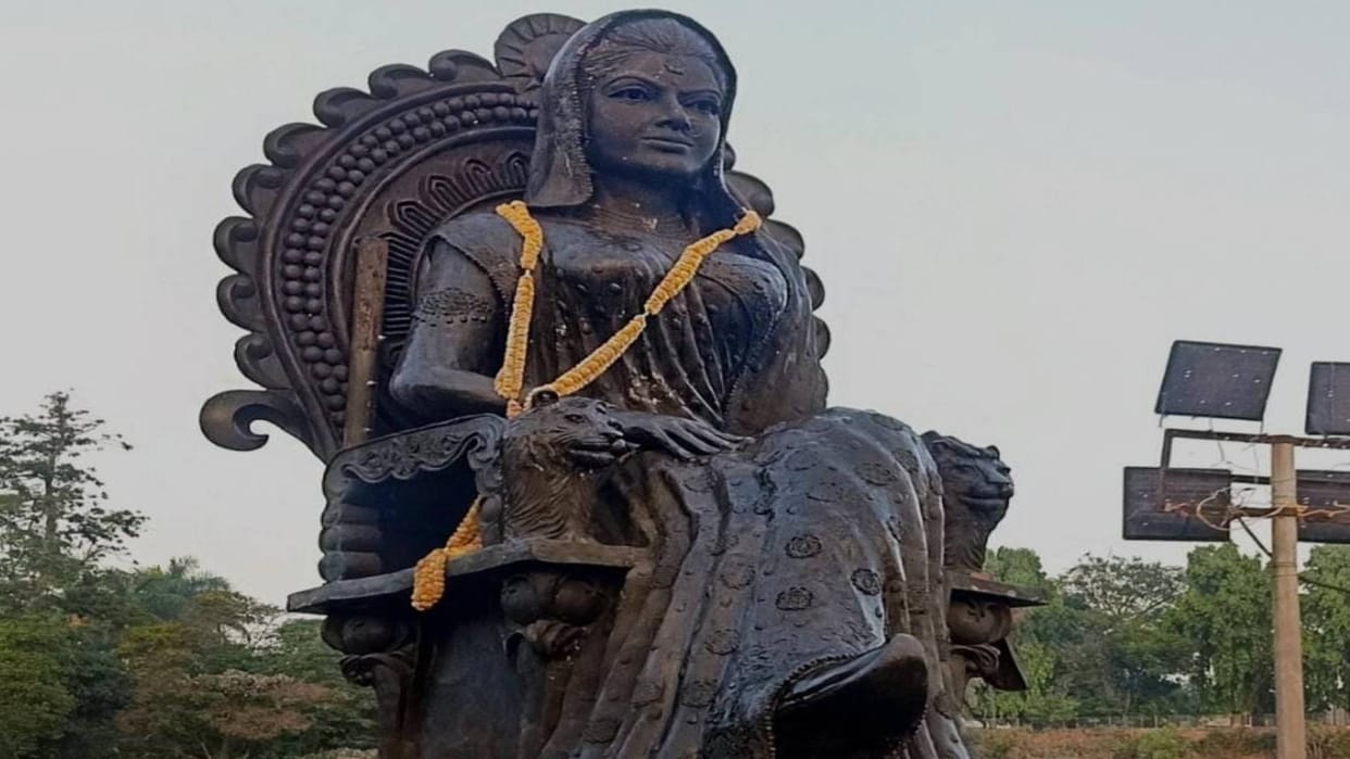 MP News: Young man made obscene video in front of the statue of Queen Kamalapati, demand to impose Rasuka