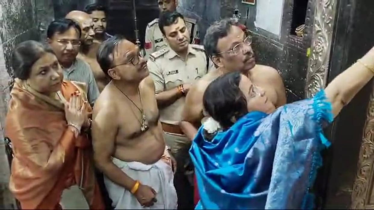 Ujjain BJP General Secretary Vinod Tawde visited Mahakal worshiped at Nandi Dwar and received blessings