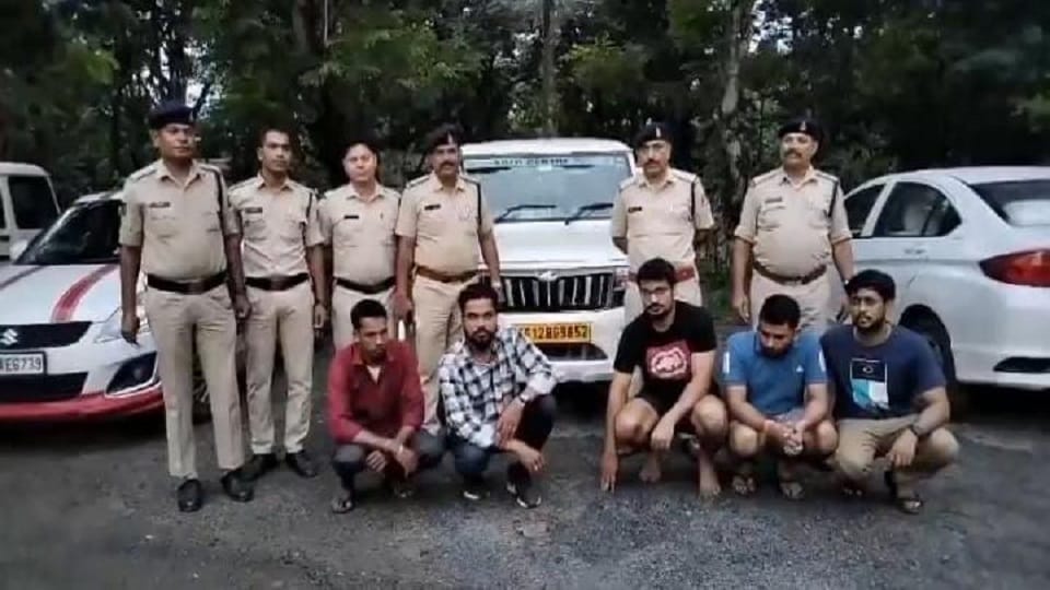 They used to rob by posing as TI and constable gang was caught by the police in Korba