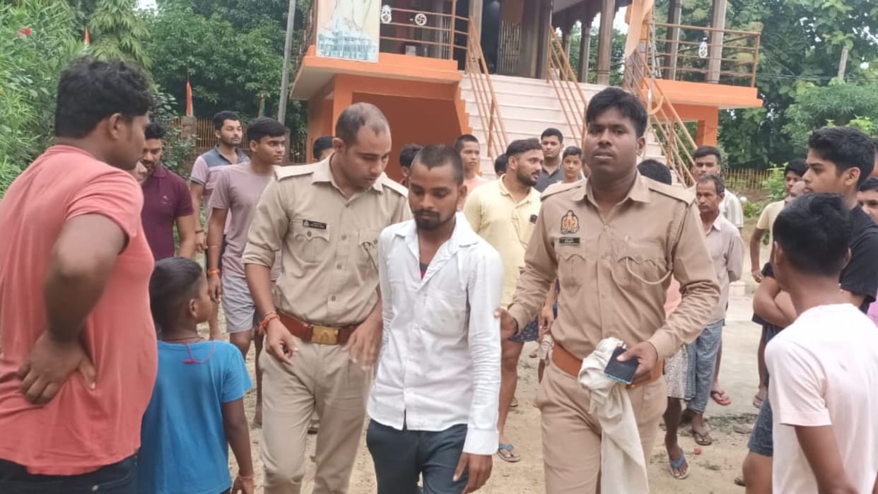 Thieves entered the house through the roof, stole goods worth lakhs of rupees including cash