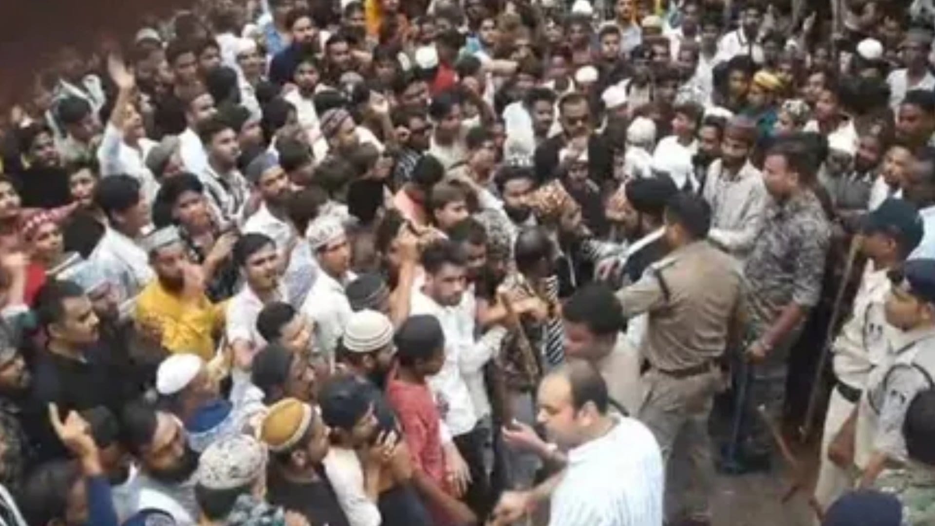 पुलिस कार्रवाई से नाखुश मुस्लिम समाज
