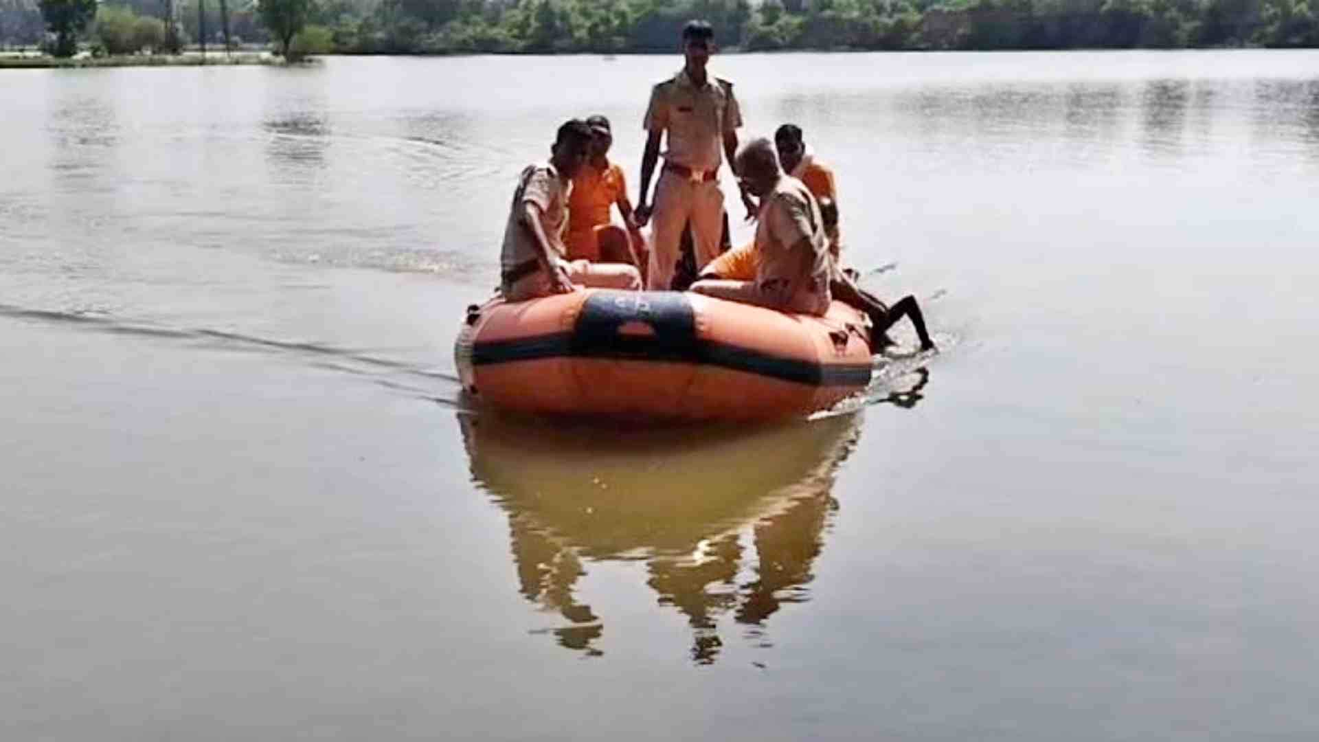 पानी से शव को निकालती टीम।