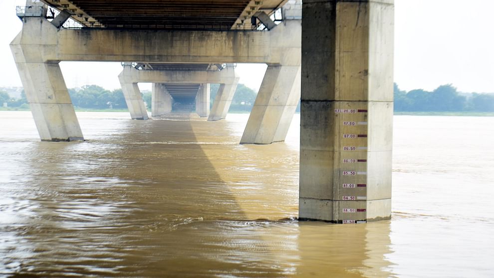 Prayagraj Flood Update: Ganga-Yamuna reached near danger mark, many localities in alluvial areas submerged