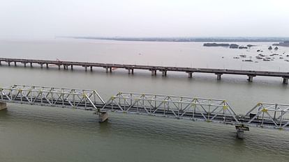 Prayagraj Flood Hundreds of houses submerged in floods, more than five thousand people rendered homeless