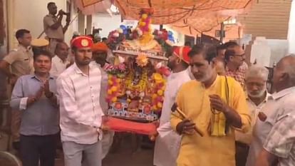 Shahpura News : जहाजपुर में हिन्दू संगठनों और प्रशासन के बीच सहमति के बाद धरना समाप्त, तीसरे दिन भी बाजार बंद Shahpura News: Protest ends after agreement between Hindu organizations and administration in Jahazpur