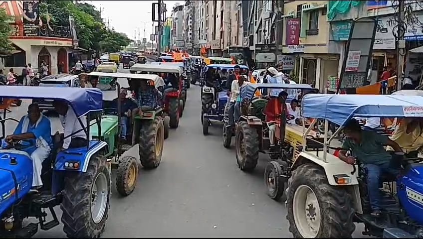 Farmers took to the streets with tractors in Ujjain