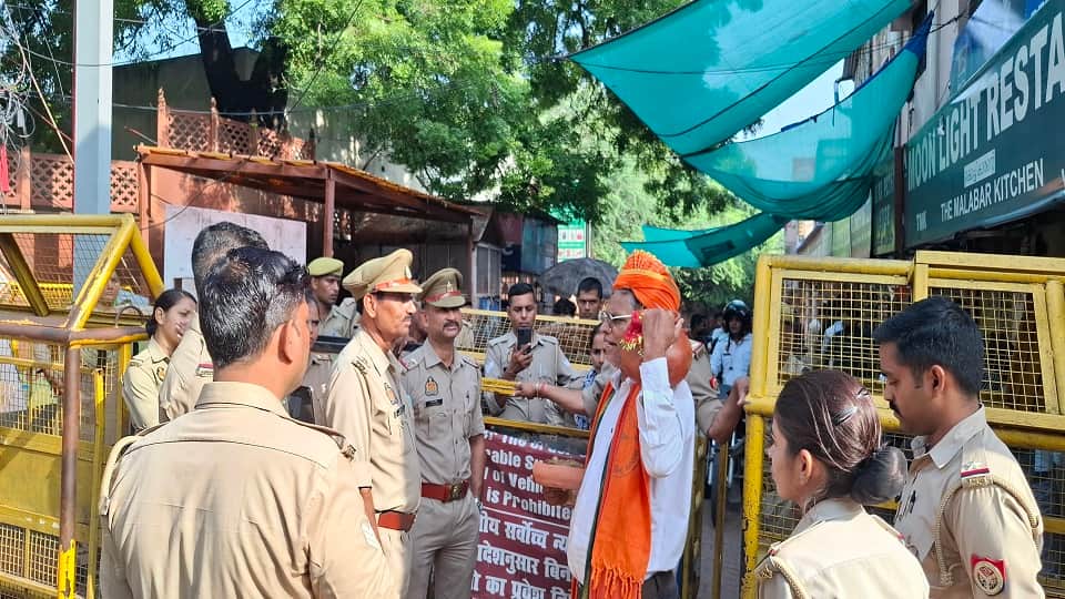 uproar when people stopped carrying Ganga water and cow dung in the Taj
