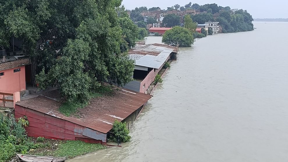 boat overturned in ganga of pha[hamau allahabad ndrf team resque them