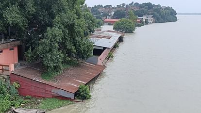 Prayagraj Flood : बाढ़ में डूबे सैकड़ों घर, पांच हजार से अधिक लोग हुए बेघर, बनाए गए सात राहत शिविर Prayagraj Flood Hundreds of houses submerged in floods, more than five thousand people rendered homeless