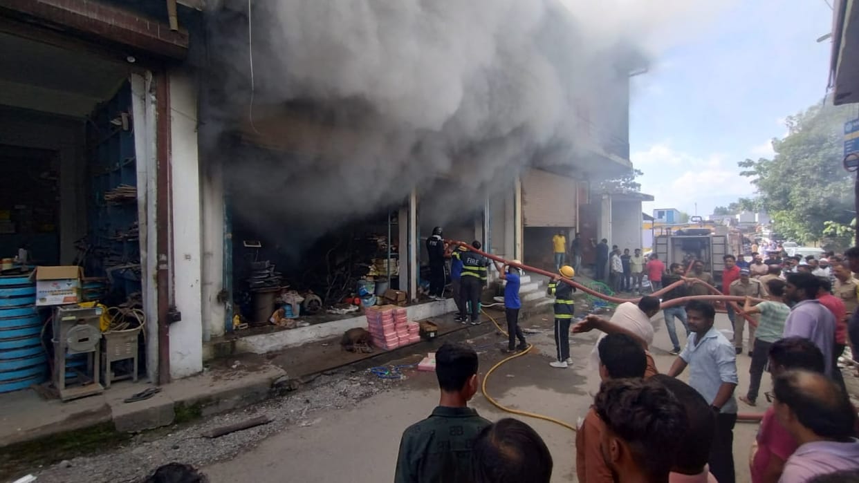 Dehradun News Fire broke out in warehouse during welding in Vikas Nagar explosions occurred several times