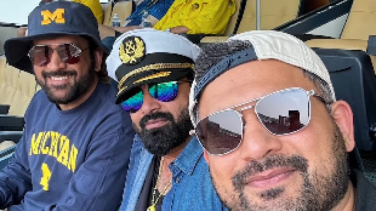 MS Dhoni is in America enjoying holidays with friends watching football, see photos