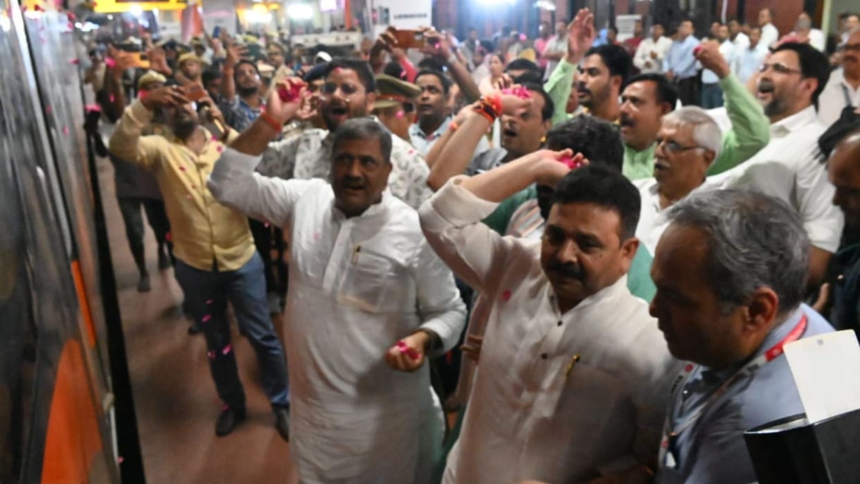 Vande Bharat reached from Deoghar Har Har Mahadev resounded passengers welcomed