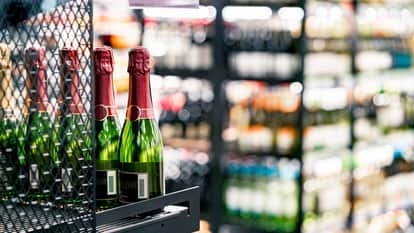 UP: This time, there will be no discount on cheap liquor in the state on March 31st; liquor can be sold even