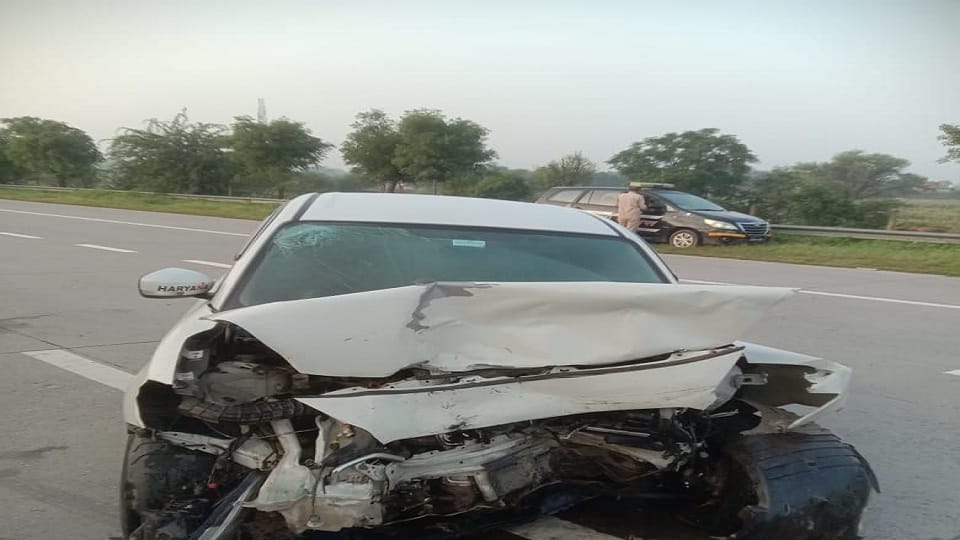 Transporter in car dies in road accident, 4 including couple injured