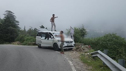 Mussoorie: शराब पीकर सड़क किनारे गाड़ी की छत पर खड़े होकर नाच रहे थे युवक, पुलिस ने सिखाया सबक youths were dancing on roof of car after drinking alcohol in Mussoorie police challan