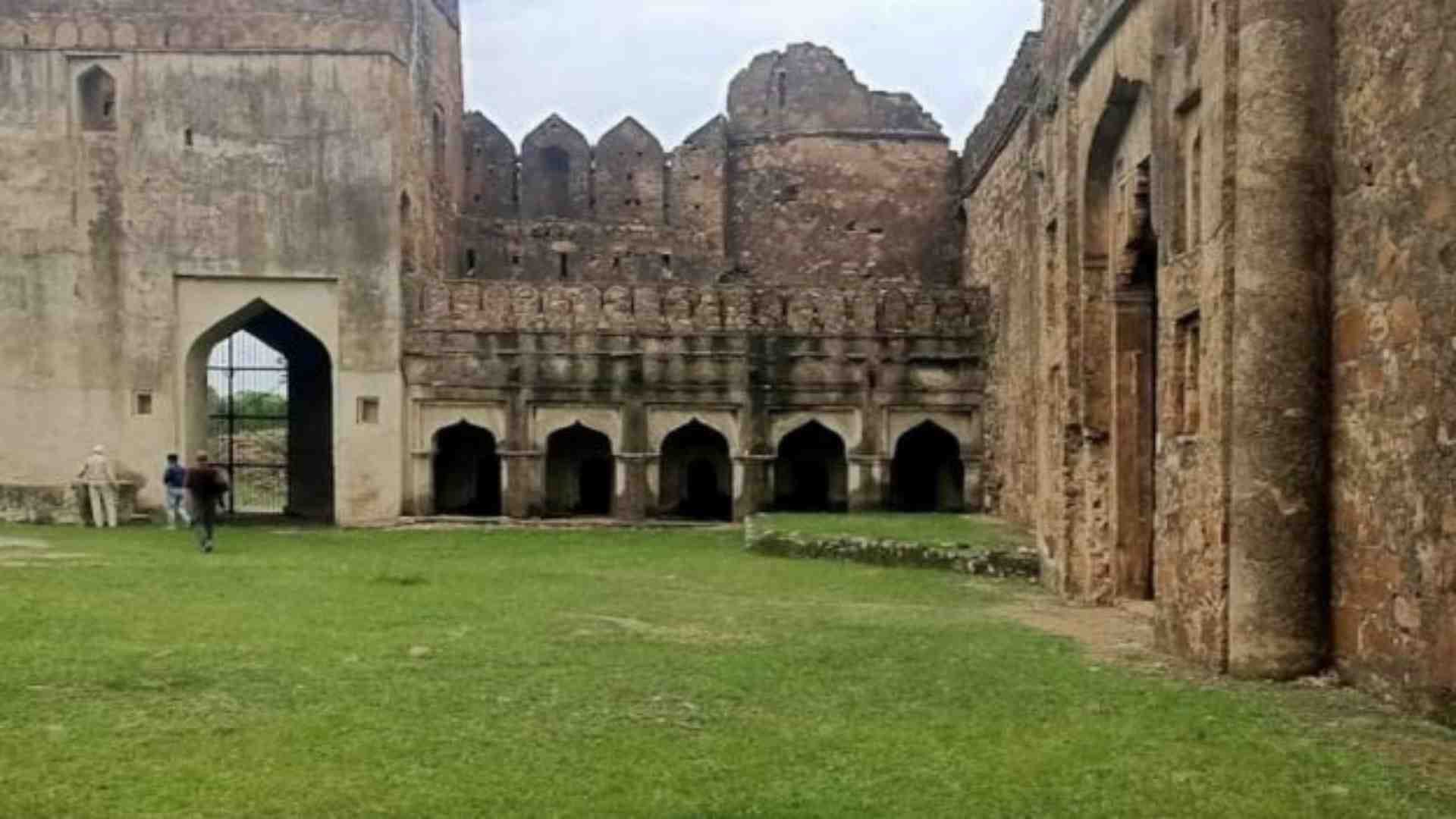 Sagar News: Husband murdered his wife and threw her body in Dhamoni fort