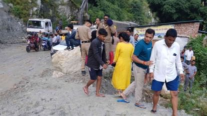 Badrinath highway Landslide zone Chatwa Pipal has become a problem vehicles are getting stuck in swamp Chamoli