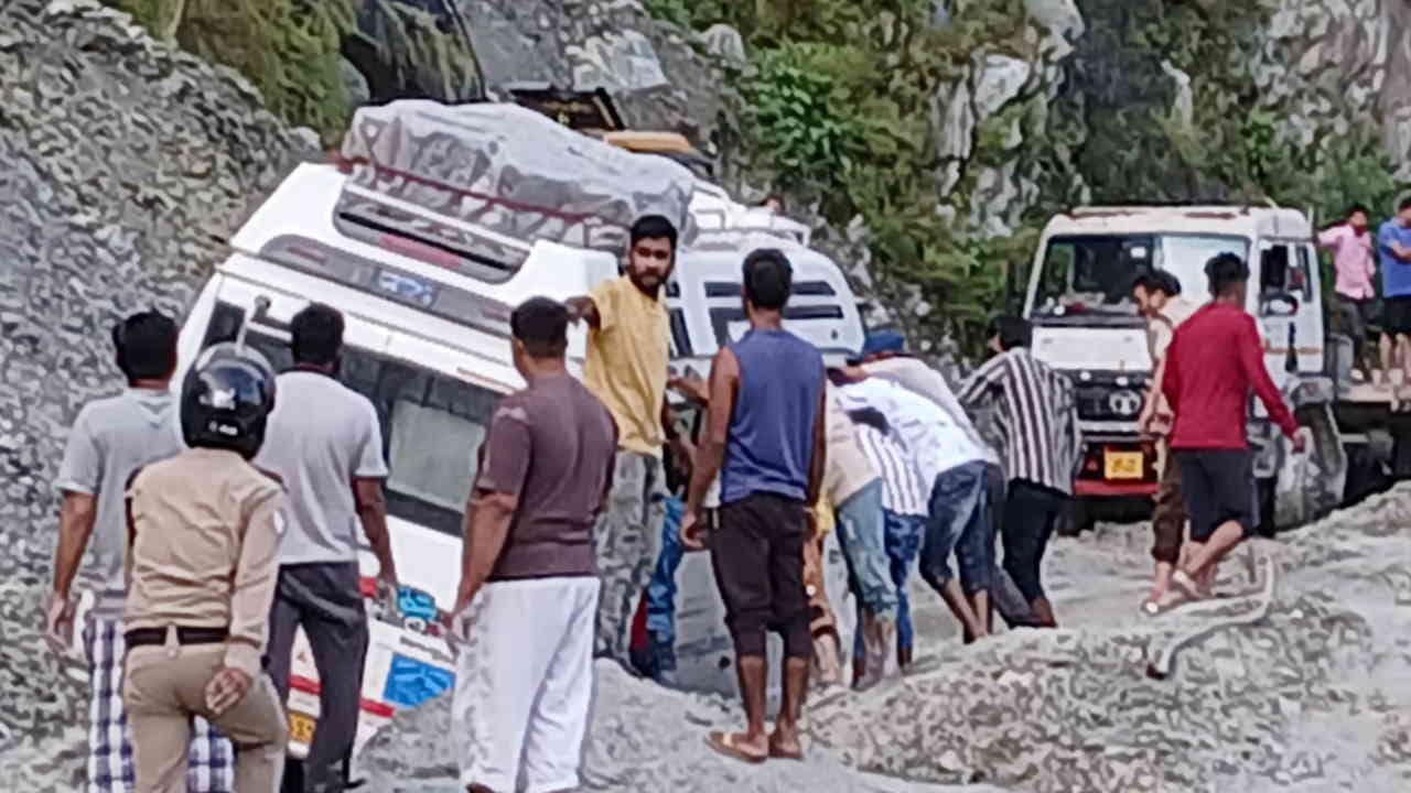 Badrinath highway Landslide zone Chatwa Pipal has become a problem vehicles are getting stuck in swamp Chamoli