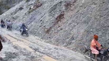 Badrinath highway Landslide zone Chatwa Pipal has become a problem vehicles are getting stuck in swamp Chamoli