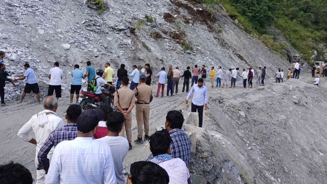 Badrinath highway Landslide zone Chatwa Pipal has become a problem vehicles are getting stuck in swamp Chamoli