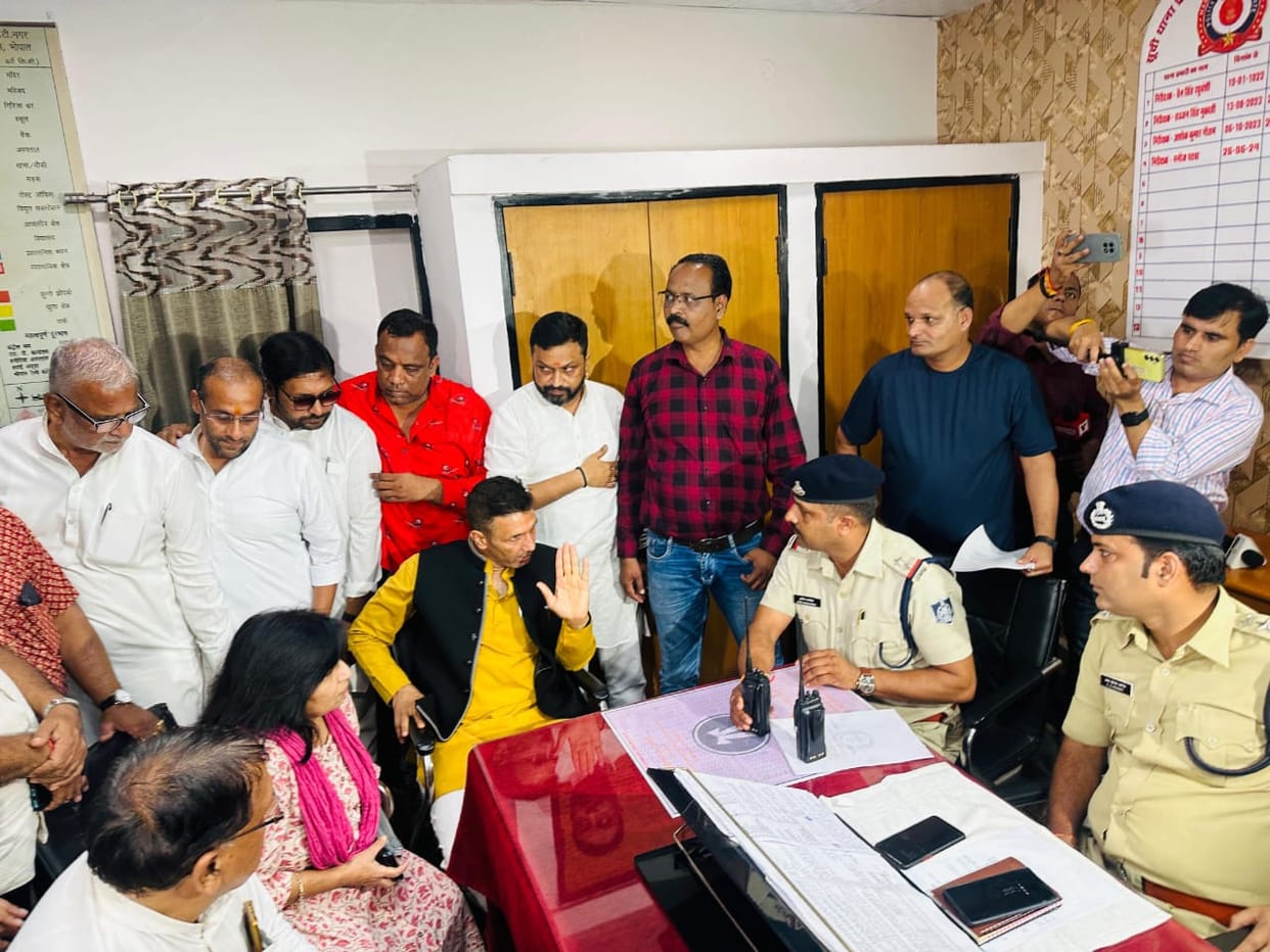 Congressmen sat in the police station for two hours to file an FIR against ministers Bittu and Raghuraj, retur