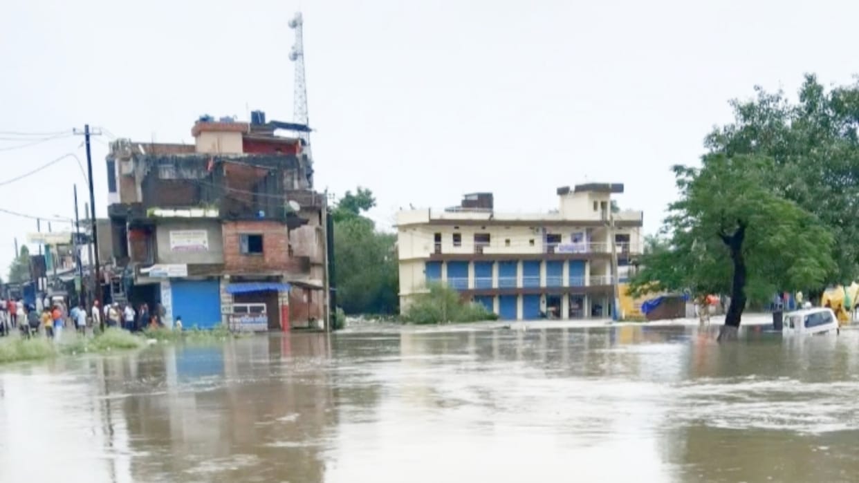 Bihar Flood: Water of overflowing Punpun river in Aurangabad entered residential areas, people trapped
